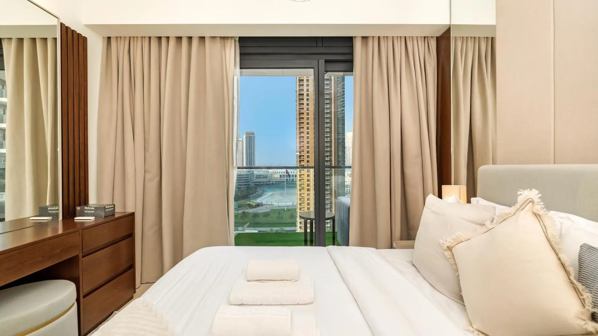 Exquisite 2 Bedroom Apartment I Burj Khalifa & Fountain Views I Free Gym, Pool, Parking, Wi-Fi And Ps5 I By Skyline Serenity دبي الإمارات العربية المتحدة
