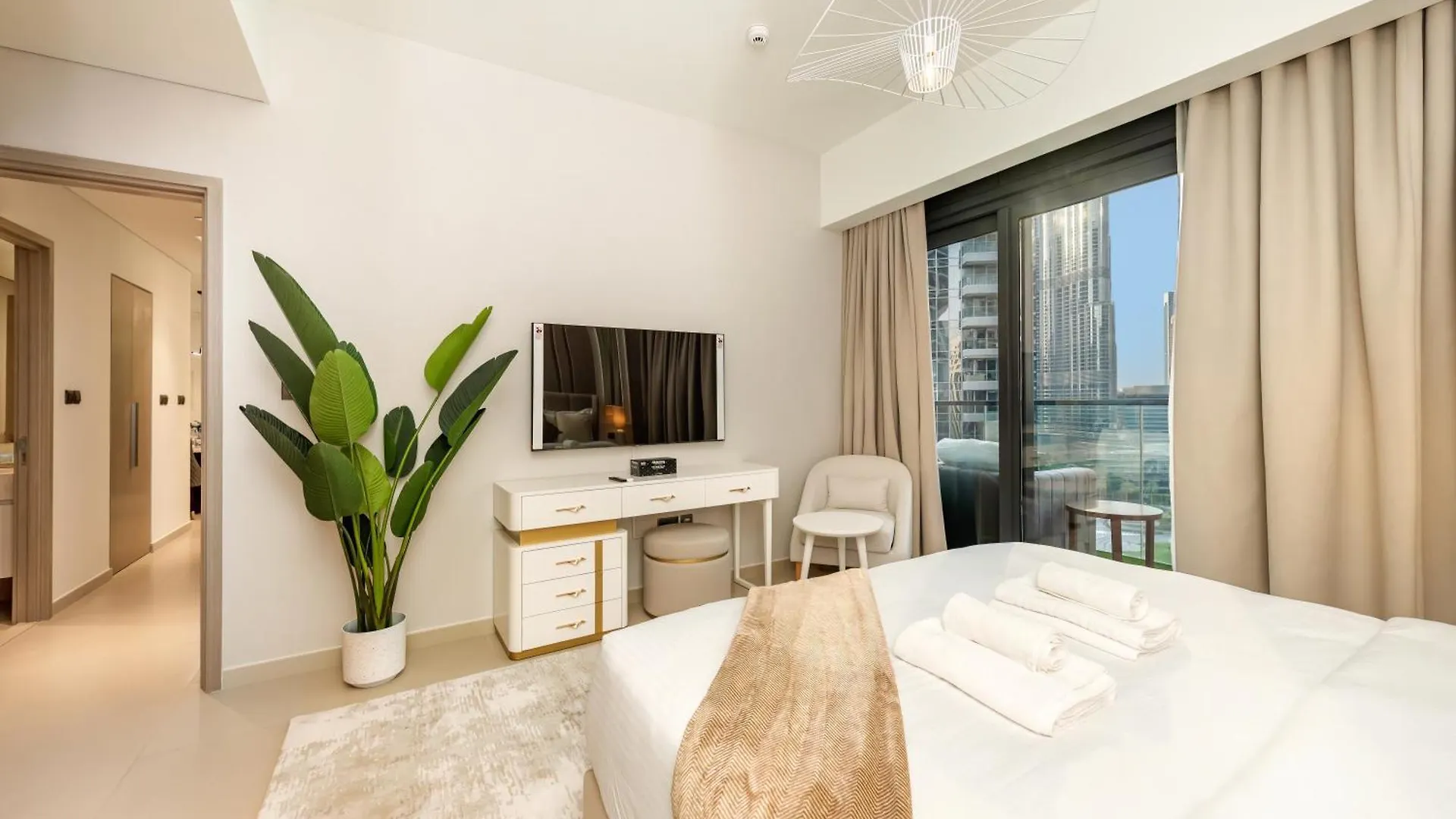 Exquisite 2 Bedroom Apartment I Burj Khalifa & Fountain Views I Free Gym, Pool, Parking, Wi-Fi And Ps5 I By Skyline Serenity دبي