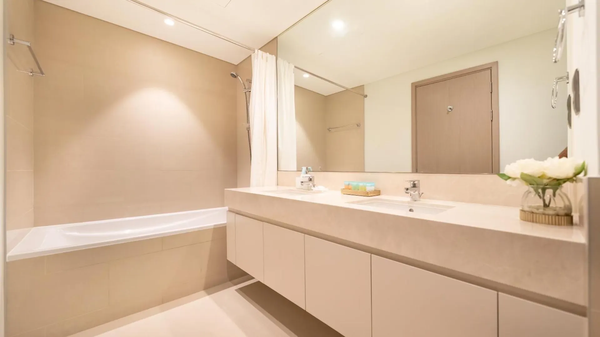 Exquisite 2 Bedroom Apartment I Burj Khalifa & Fountain Views I Free Gym, Pool, Parking, Wi-Fi And Ps5 I By Skyline Serenity دبي